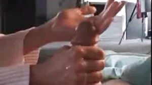 යෞවනයා ගුරුවරයාට හිස දී පහර දෙයි