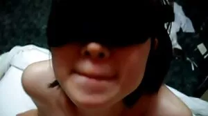 සුදුමැලි සමක් ඇති රතු හිස ඇගේ BF සමඟ ප්‍රේම සම්බන්ධයක් පවත්වයි