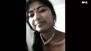 මහලු පිරිමින් සහ කාන්තාවන් කණ්ඩායමක් සංග්‍රහයක් පවත්වයි