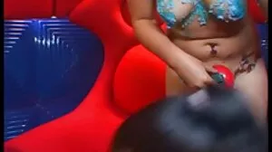 සරාගී ආධුනික යෞවනයෙක් වෙරළේ දිලිසෙනවා