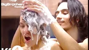 රසවත් ලියන් මස් බසූකා මත හුස්ම හිර කරයි