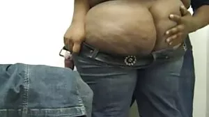 යෞවනයා වයසක කුකුළා උරා බොයි