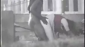 යෞවනයා පෙම්වතා සුළු මව සමඟ බෙදා ගනී