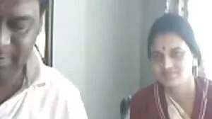 ටිෆනිගේ කටේ කට ඇනීමෙන් පසු ඇගේ මුහුණේ ඇලෙන සුළු ගතියක් ඇති වේ