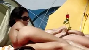 කළු බිලිඳුන් තිදෙනෙක් සුදු පැහැ උරා බොති