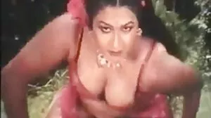 පැද්දෙන්නන් හිච්හයික් කරන යෞවනයෙකු තෝරා තණකොළ පිට්ටනියක් මත ඇයට කෙලවති