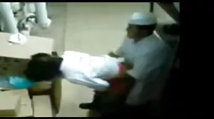 පච්ච කෙටූ දුඹුරු නිකොල් මැලිස් POV ගෙදර ඇමතුමක් කරයි