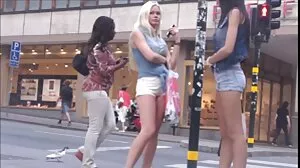 උගුරේ brunette jerks මේදය shlong