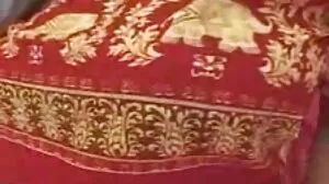 යීකි ගෙදර තනියම, නමුත් ඇය සතුටු සිතින් සහ සම්පත්දායකයි...