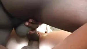 තරුණයා MILF අසල්වැසියාට කෙලවයි