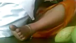 කුඩා ඇදගෙන යන ඉමෝ යෞවන ආධුනික ක්‍රීම් ලබා ගනී